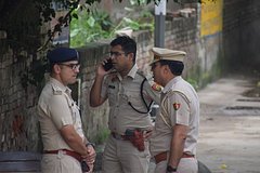 17-летнюю девушку назвали одержимой демонами и изнасиловали в отеле Индии во время обряда 17-летнюю девушку назвали одержимой демонами и изнасиловали в отеле Индии во время обряда