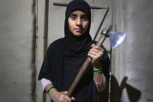 Агрессивная обезьяна на Бали бросилась на туристку и укусила ее в шею