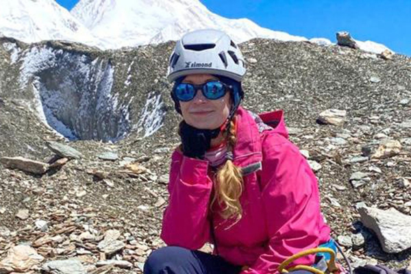 Беспилотники подлетели к пику Победы, где больше двух недель находится травмированная российская альпинистка. Что они обнаружили?