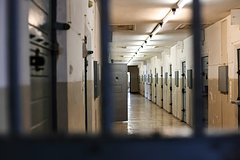 Бежавший от пыток на родине нелегал попал в тюрьму в Европе за изнасилование в хостеле