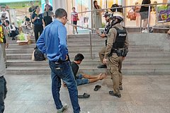 Безработный в Таиланде облил пару туристов растворителем и поджег