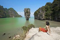 Безработный в Таиланде облил пару туристов растворителем и поджег