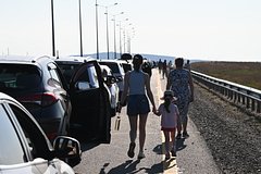 «Боже мой, бедный наш Крым». Тысячи авто и 8 часов в очереди: у Крымского моста образовалась рекордная пробка. Что там творится?