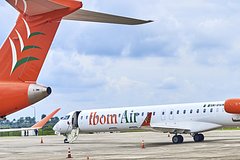 Буйная пассажирка напала на стюардессу, сорвала с нее парик и ударила по лицу