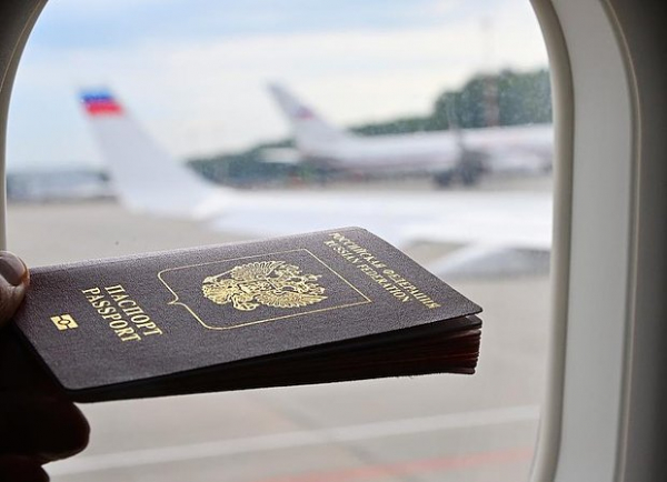 Десятки россиян лишились отпуска из-за дефекта в загранпаспортах. Что стало причиной?