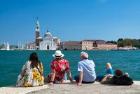 Десятки россиян остались без отпуска за границей из-за наползания текста в загранпаспортах