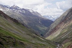 Девушка отправилась с возлюбленным в горы и сорвалась вниз у него на глазах