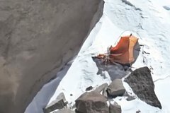 «Для альпиниста остаться в горах — честь». Дрон зафиксировал состояние Наговициной, застрявшей на пике Победы. Что известно?