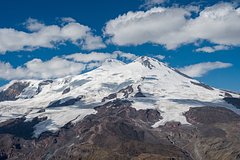 Двое россиян не выжили во время восхождения в Приэльбрусье