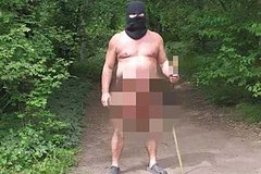 Голый мужчина в балаклаве и с фальшивым пенисом выбежал из кустов к туристкам в Европе