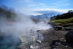 «Каким-то образом пошли к Тихому океану». Пропавшие на Итурупе туристы найдены живыми. Их искали в тумане более 30 спасателей