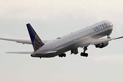Летевший из Европы в США самолет прервал полет из-за проблем с туалетами