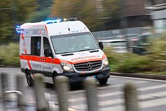 Молодые люди 30 раз облили водой отдыхавшего на шезлонге туриста и довели его до приступа