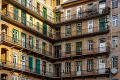 Мужчина ударил туриста ножом в квартире и протащил его бездыханное тело по коридору Мужчина ударил туриста ножом в квартире и протащил его бездыханное тело по коридору