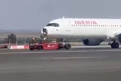 Нос самолета со 180 пассажирами на борту отвалился после столкновения с птицей