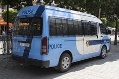 Охранник удерживал 17-летнюю девочку за шею и трогал ее в женском туалете отеля