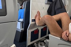 Пассажир самолета описал голые ноги попутчика фразой «преступление против человечности»
