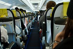 Пассажира протащили к выходу из самолета по полу из-за отказа пристегнуться