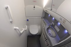 Пассажирам посоветовали не мыть руки в самолетах из-за фекальных микробов в воде