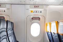 Пассажирка попыталась открыть дверь самолета в полете и сорвала рейс