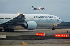 Пассажиров заперли в самолете на 28 часов без еды и воды