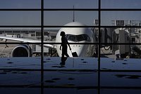 Подросток потерял родителей в аэропорту и улетел без билета в другую страну