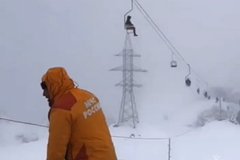 Появились кадры эвакуации людей с оборвавшейся канатной дороги на Эльбрусе Появились кадры эвакуации людей с оборвавшейся канатной дороги на Эльбрусе