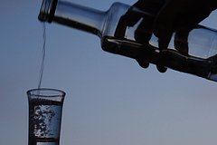 Появились подробности о смертельном отравлении алкоголем в России