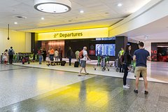 Полицейский в аэропорту случайно выстрелил в разъяренного дебошира Полицейский в аэропорту случайно выстрелил в разъяренного дебошира