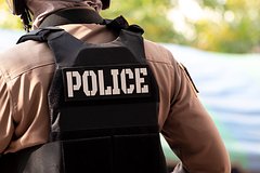 Просрочивший визу мужчина представился полицейским и вымогал деньги у туристов в Таиланде