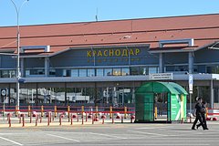 Россияне массово устремились в южный город России после открытия аэропорта Россияне массово устремились в южный город России после открытия аэропорта