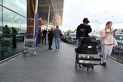Россияне застряли в аэропорту Грузии на десять часов в ожидании вылета в Москву Россияне застряли в аэропорту Грузии на десять часов в ожидании вылета в Москву