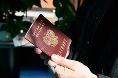 Россиянин лишился концерта любимой группы за границей из-за дефекта в паспорте