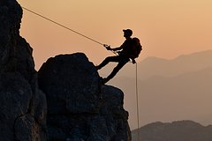 Россиянин на три дня застрял на отвесной скале в Казахстане и выжил