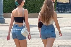 Россиянин описал девушек в городе Европы фразой «надевают мини-юбки и короткие платья»