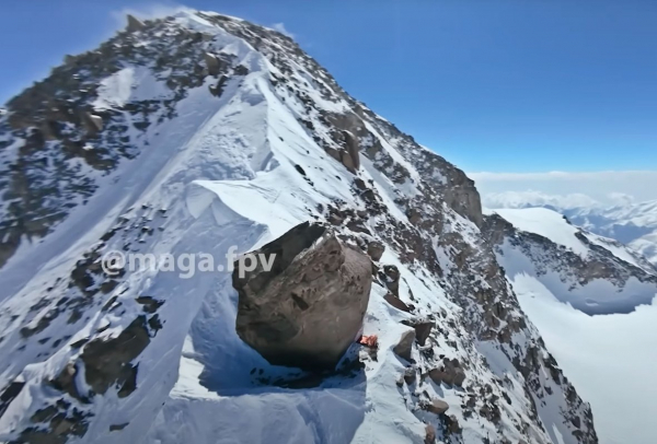 Россиянка сломала ногу и застряла на одной из самых опасных гор СССР. Надежду на ее спасение потеряли. Как выглядит это место?