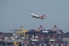 Самолет с сотнями пассажиров на борту экстренно развернулся в небе из-за неисправности