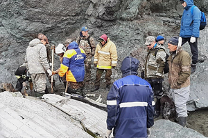 Семь человек пропали без вести после крушения вертолета в лесах тропического острова