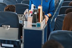 Семья отравилась в самолете и не смогла попасть домой