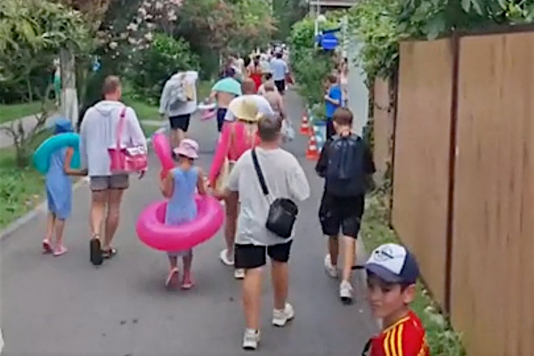 «Слышали? Что-то бомбануло». Туристам в панике пришлось покидать пляжи Сочи из-за атаки беспилотников