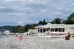 «Слышали? Что-то бомбануло». Туристам в панике пришлось покидать пляжи Сочи из-за атаки беспилотников