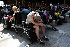 Сотни туристов застряли в российском аэропорту в ожидании вылета в Турцию