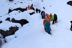 Среди сотен застрявших на Эвересте туристов появилась жертва