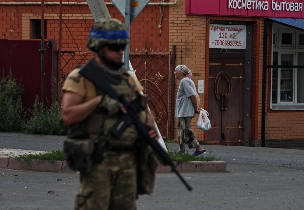 «Тогда ляжешь рядом». Солдаты ВСУ под Суджей заставили пожилую россиянку тащить тело соседки, пригрозив расправой