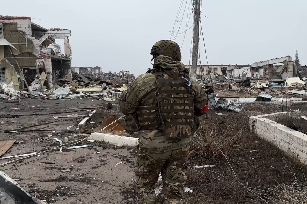 «Тогда ляжешь рядом». Солдаты ВСУ под Суджей заставили пожилую россиянку тащить тело соседки, пригрозив расправой