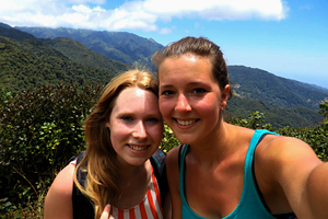 Трое подростков забили мужчину камнями на пляже в Европе