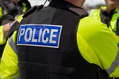 Трое подростков забили мужчину камнями на пляже в Европе