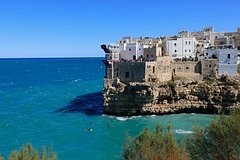 Турист прыгнул в воду со скалы в Европе и не выжил