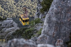 Туристы застряли на высоте после обрыва канатной дороги на российском курорте