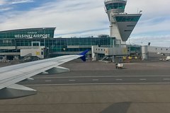 В аэропорту Европы пилот случайно запустил двигатели самолета и врезался в блок питания